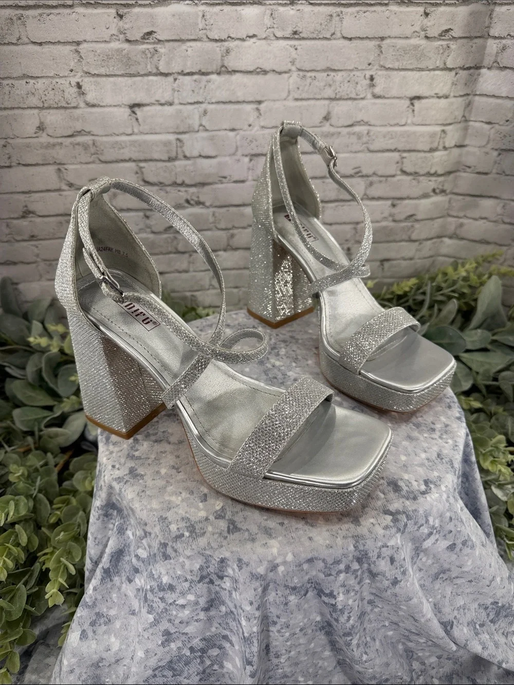 IDIFU “Fay” Silver Sparkle Square Toe Stack Heel Fashion Sandals WMS 7.5M 🩶 EUC